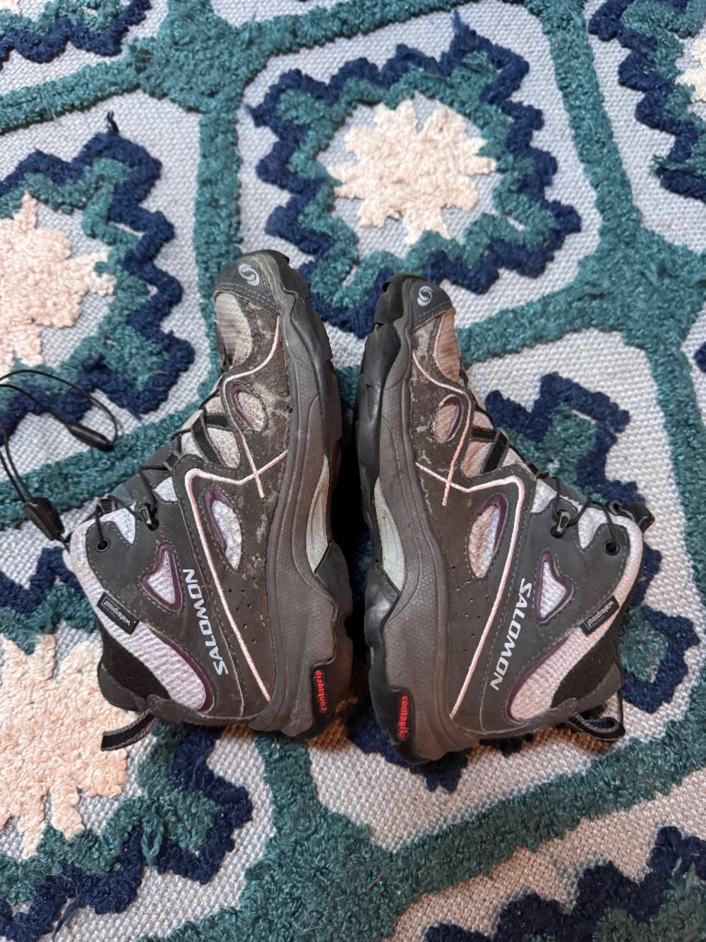 Salomon youth size 1 ankle sneakers hiking outdoors walking play etc